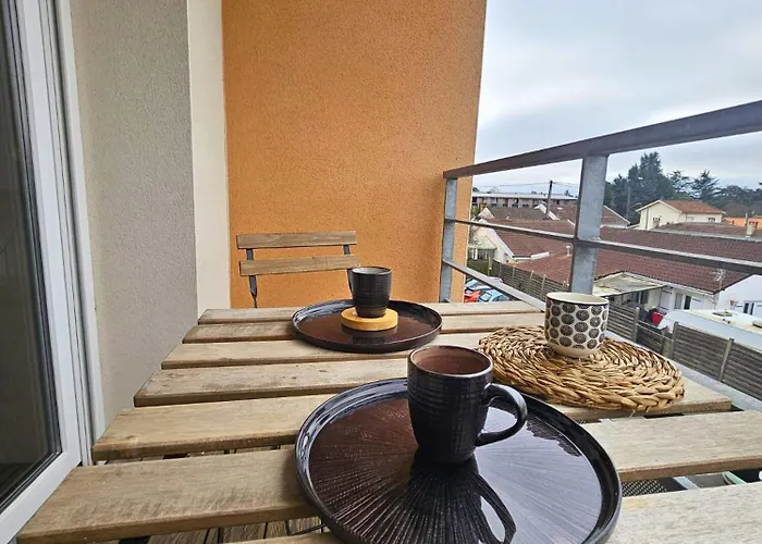 Cosy Appartement Equipe Avec Terrasse, Wifi
