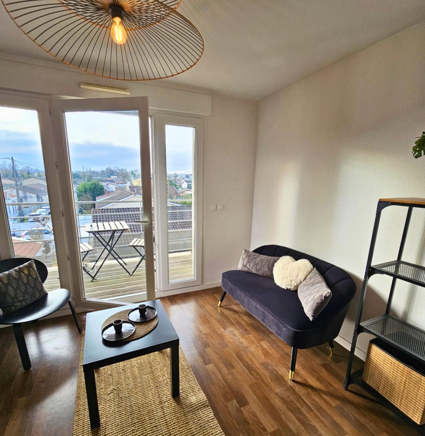 Apartment Cosy Equipe Avec Terrasse, Wifi *