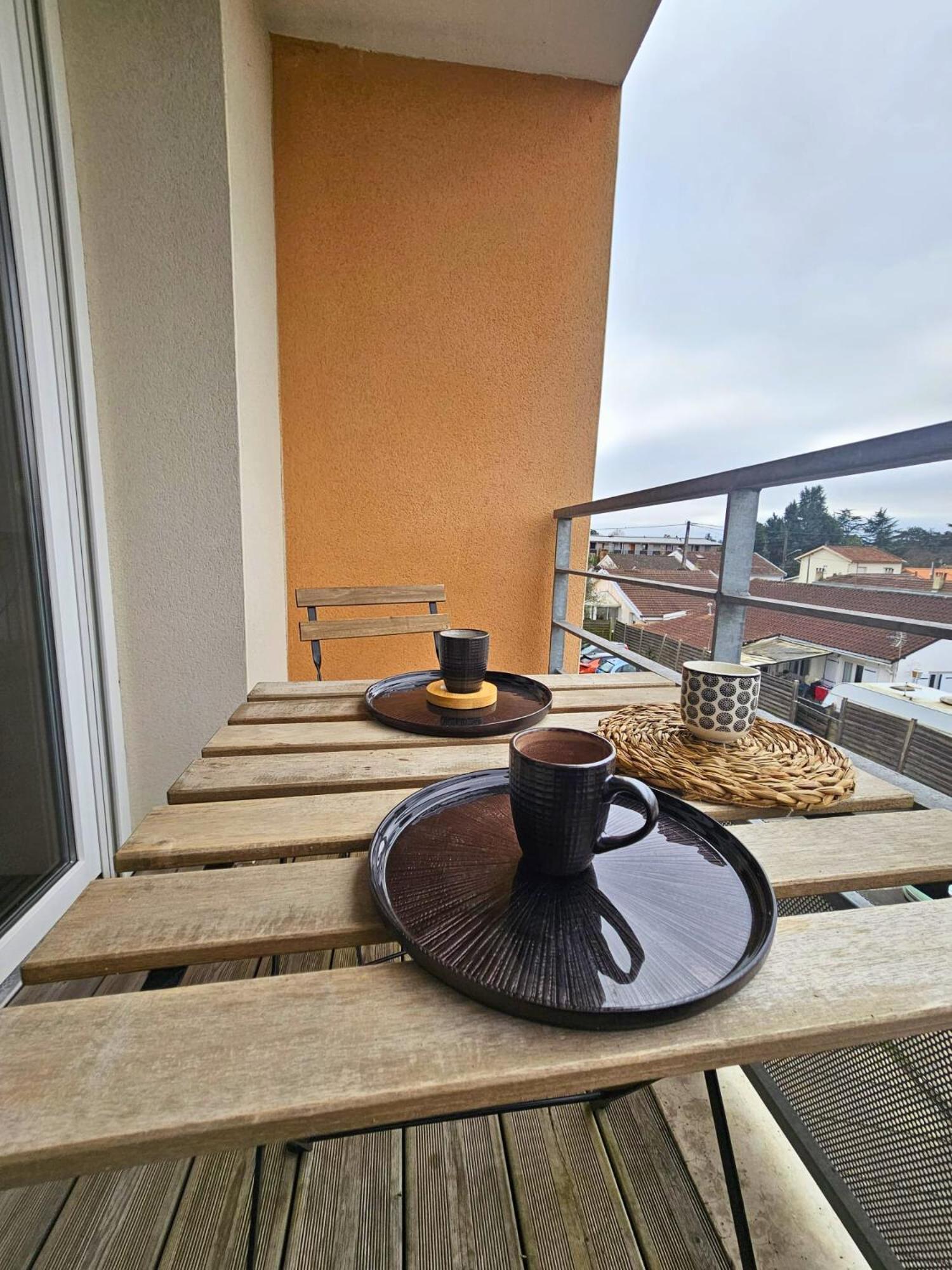 Apartment Cosy Equipe Avec Terrasse, Wifi